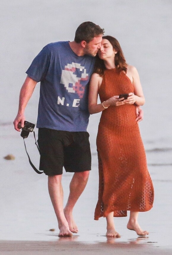 ROMANTISK: Ben Affleck og Ana de Armas så ut til å ha en svært romantisk spasertur på stranden i Costa Rica. Foto: Backgrid/ NTB scanpix ROMANTISK: Ben Affleck og Ana de Armas så ut til å ha en svært romantisk spasertur på stranden i Costa Rica. Foto: Backgrid/ NTB scanpix